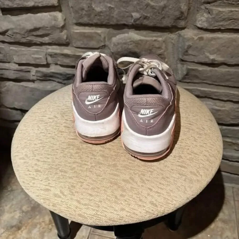 Nike Air Max cd6894-200 Girl Youth Size 6.5Y Condition is Pre-owned.